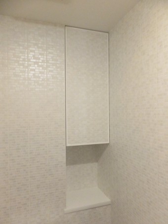 広々とした浴槽と壁のアクセントで、癒しの空間に 広々とした浴槽と壁のアクセントで、癒しの空間に